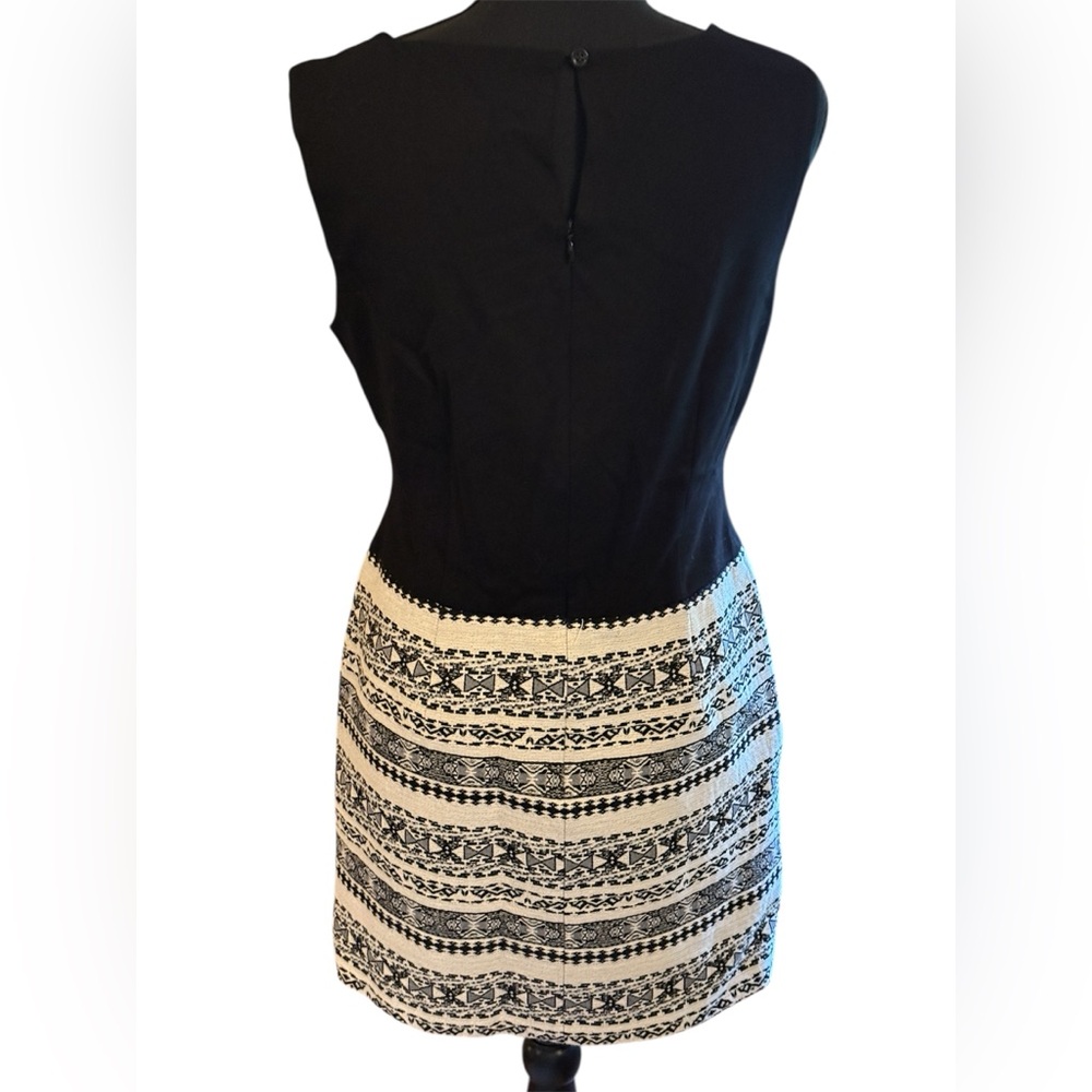 Barney’s New York Sleeveless knit dress with Aztec bottom detail. Size 6. Casual